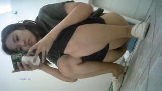 工业园偷拍 黑短裤长发美女 饱满粉粉的小肉穴