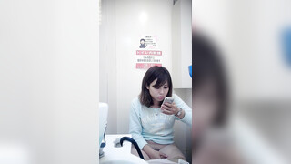 商场女厕全景偷拍15位妆容精致的小姐姐 (1)