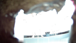 私房十一月最新流出风景区女厕正面全景偷拍附近的村姑少妇尿尿红衣少妇对着洞中设备凝望