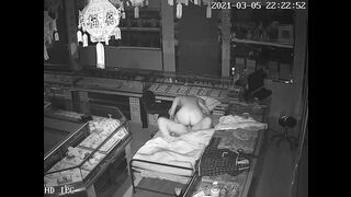 2021三月破解网络摄像头监控偷拍玉石首饰柜台旁老板晚上看店和苗条富姐型媳妇在简易床上啪啪